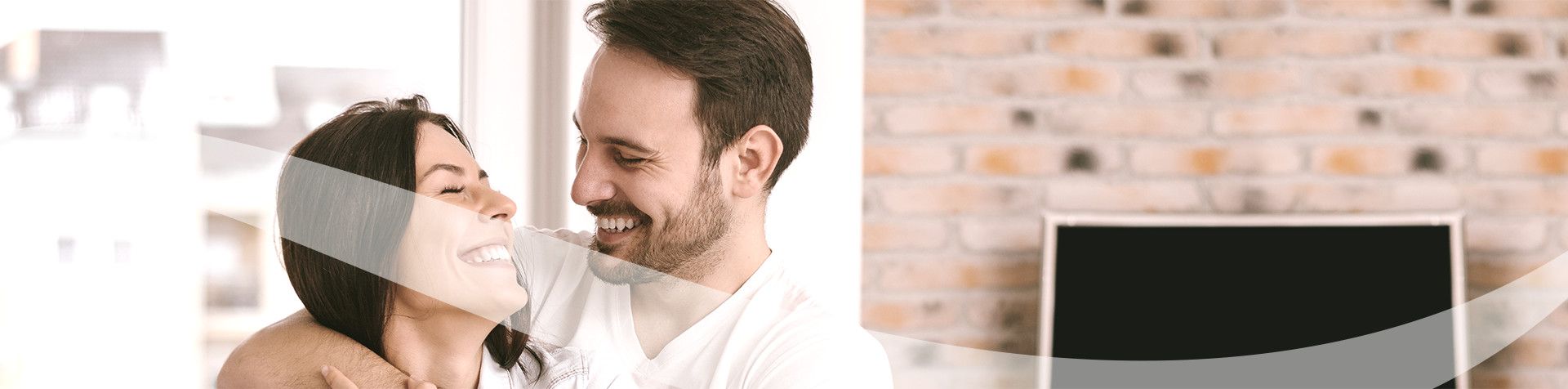 Image couple embrassant rire